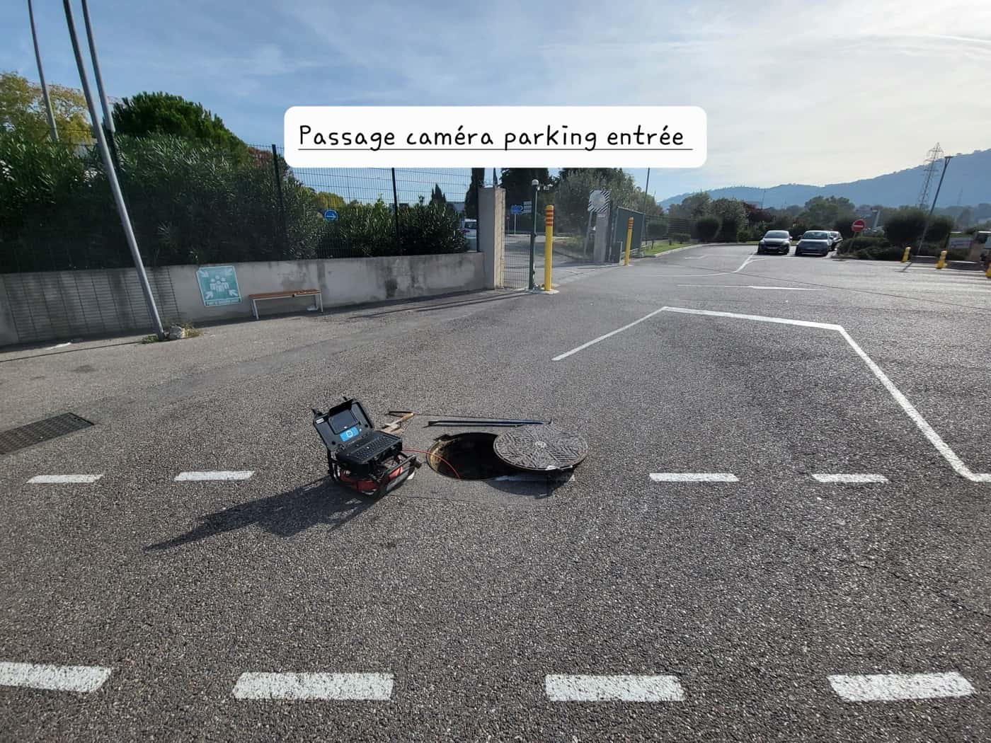 Passage d'une caméra d'inspection dans un regard de parking