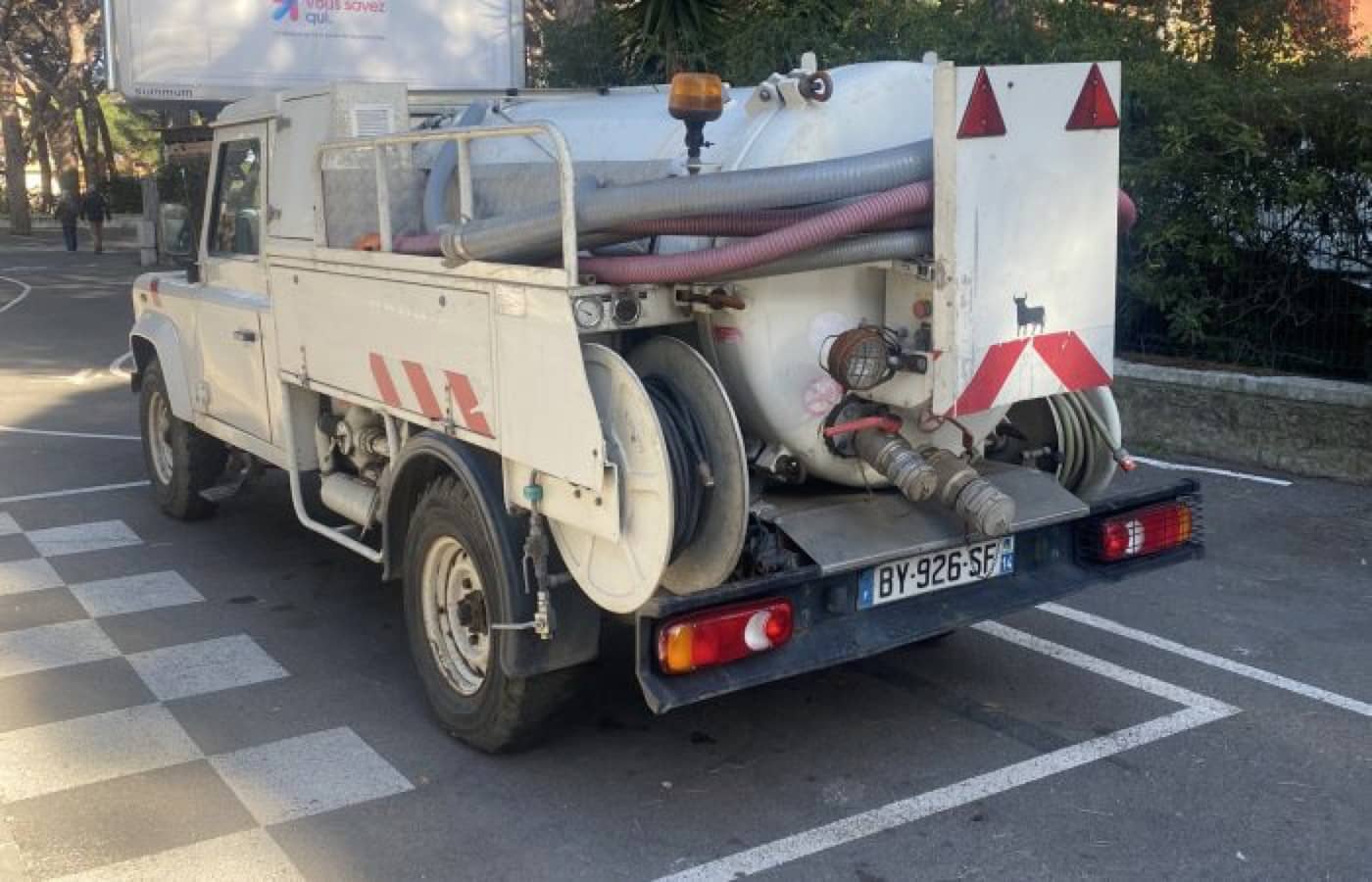 Camion pompe de Débouchage Express stationné en intervention