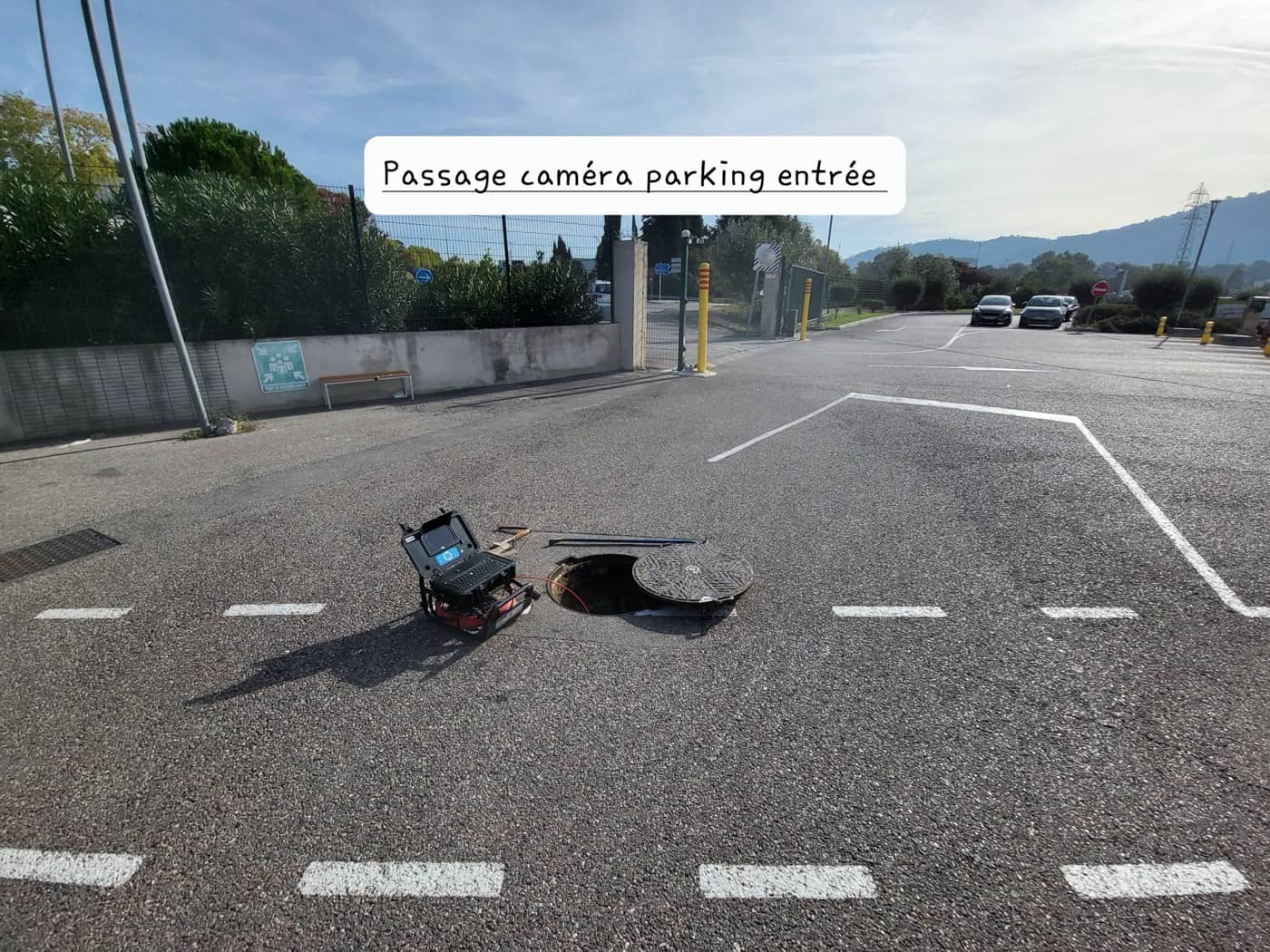 Passage caméra dans un regard sur le parking d'une entreprise