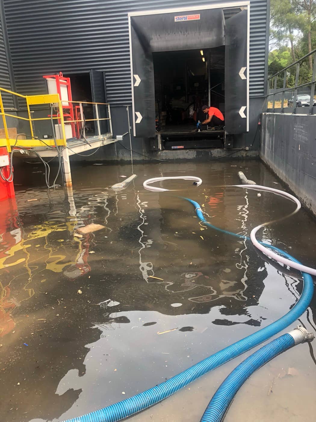 Pompage des eaux après inondation d'un quai de chargement