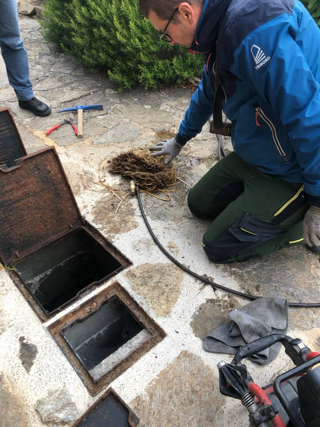 Extraction de racines lors du débouchage d'un regard